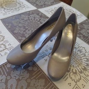 Me Too Dove Gray Leather Platform Pumps Size 7.5M